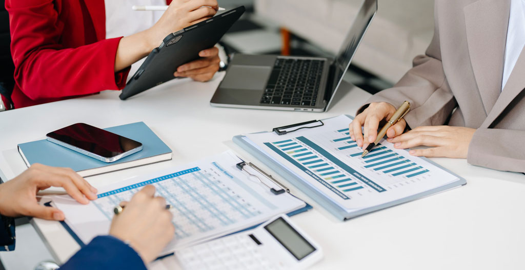 Bureau professionnel avec documents de planification retraite, calculatrice et notes manuscrites pour analyse stratégique